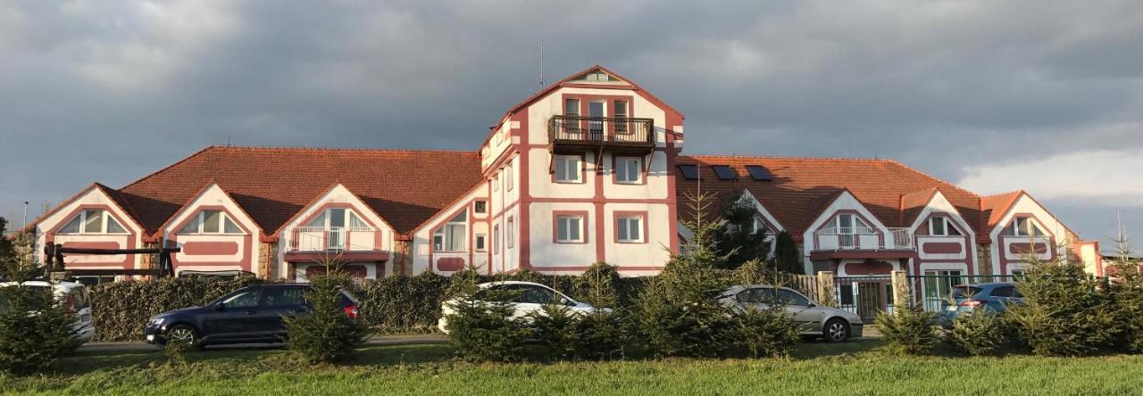 Famozclub Hotell Bakov nad Jizerou Eksteriør bilde